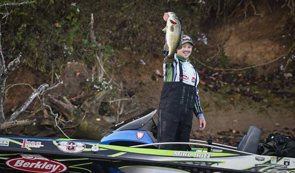 mike huff lands big bass on lake chickamauga