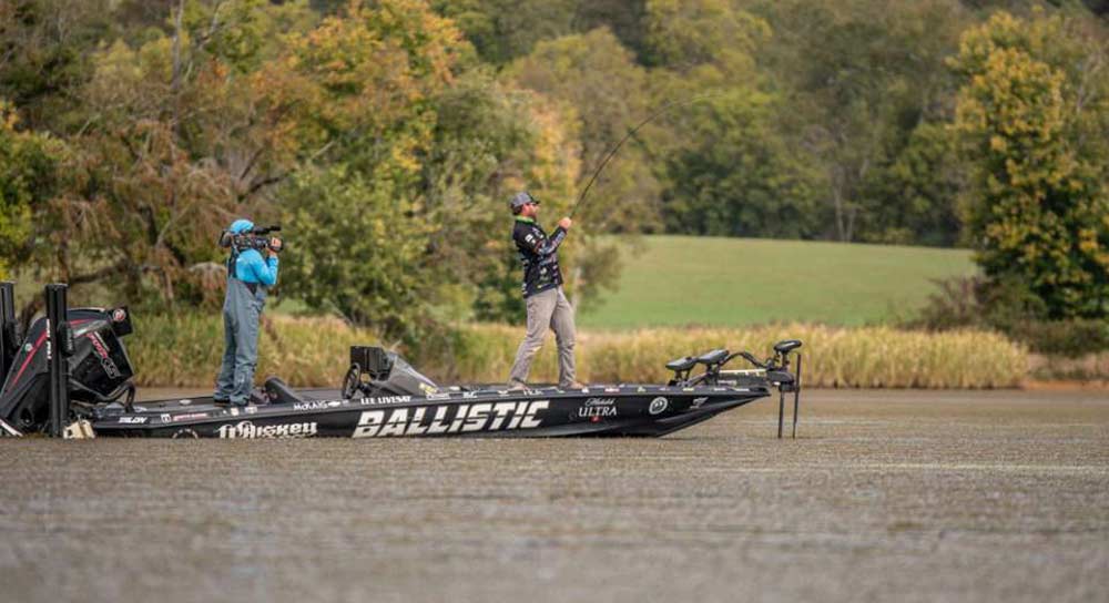 lee livesay fishing thick grass mats on lake chickamauga