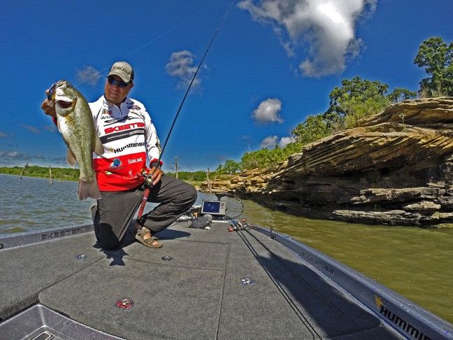 Bass pro Doug Vahrenberg demonstrates the big payoff of running Humminbird SmartStrike on his ONIX unit