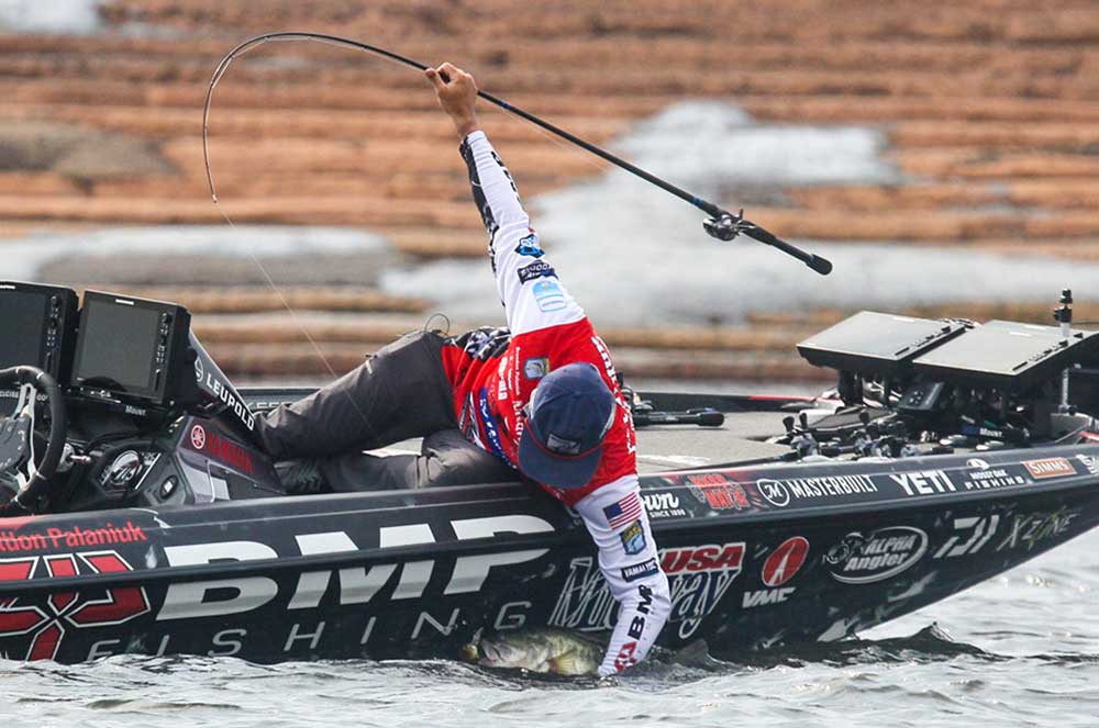 brandon palaniuk scooping bass at lake fork